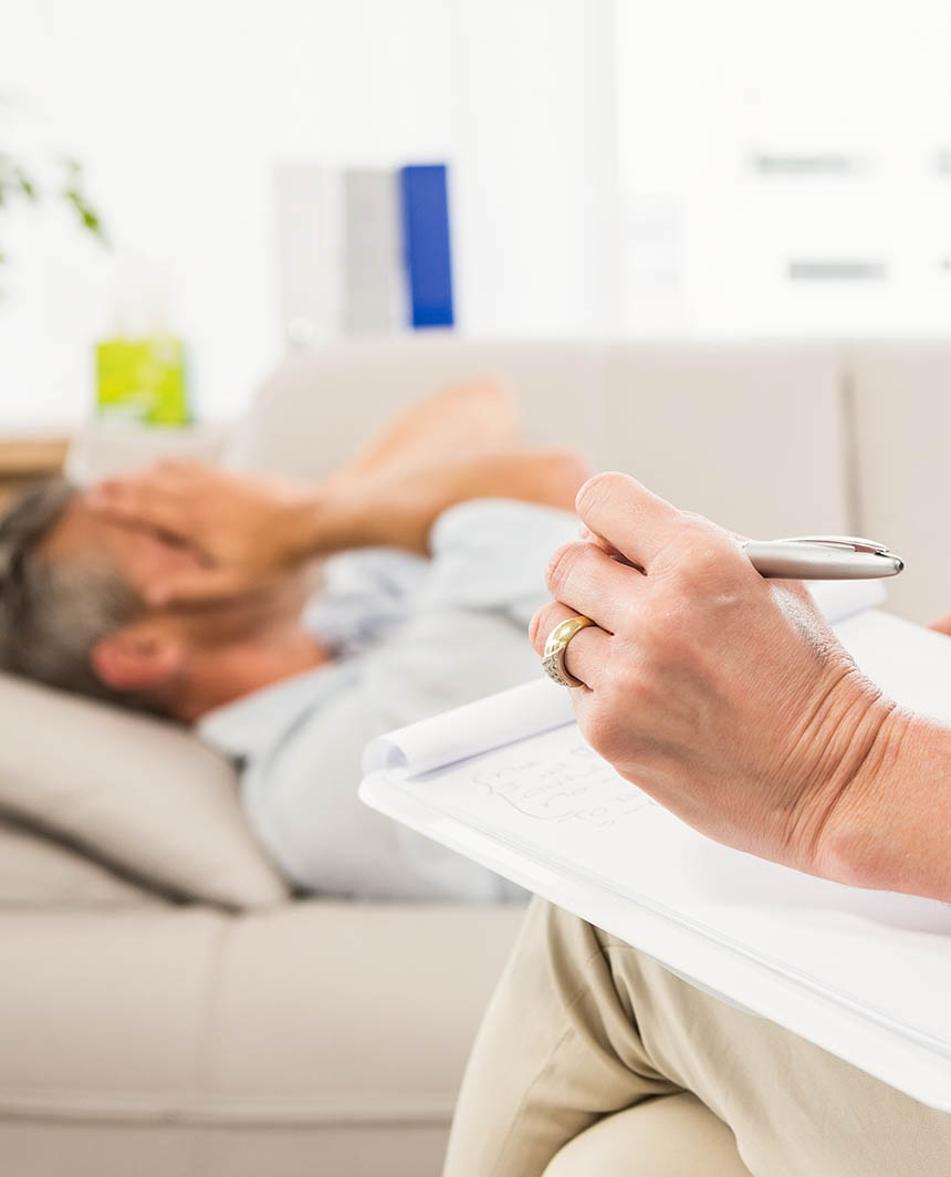 Therapist listening to male patient and taking notes in the office Psicologia das emergências: cuidado emocional em situações de trauma e crise
